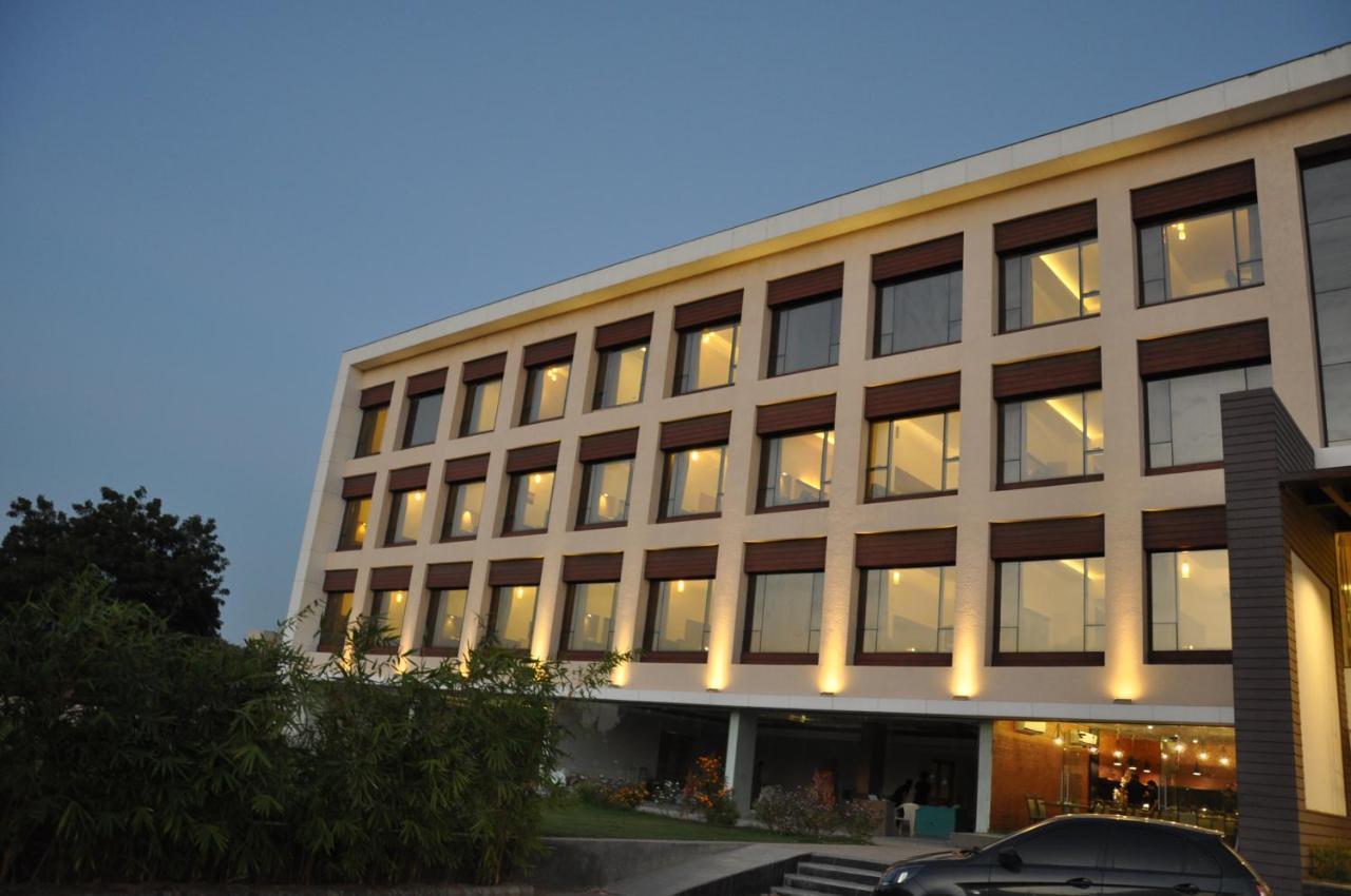 Pride Biznotel Manjusar Vadodara Near Sokhda Lake Exterior photo