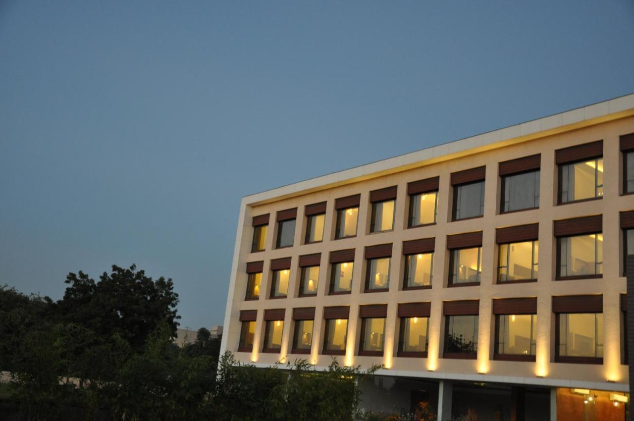 Pride Biznotel Manjusar Vadodara Near Sokhda Lake Exterior photo